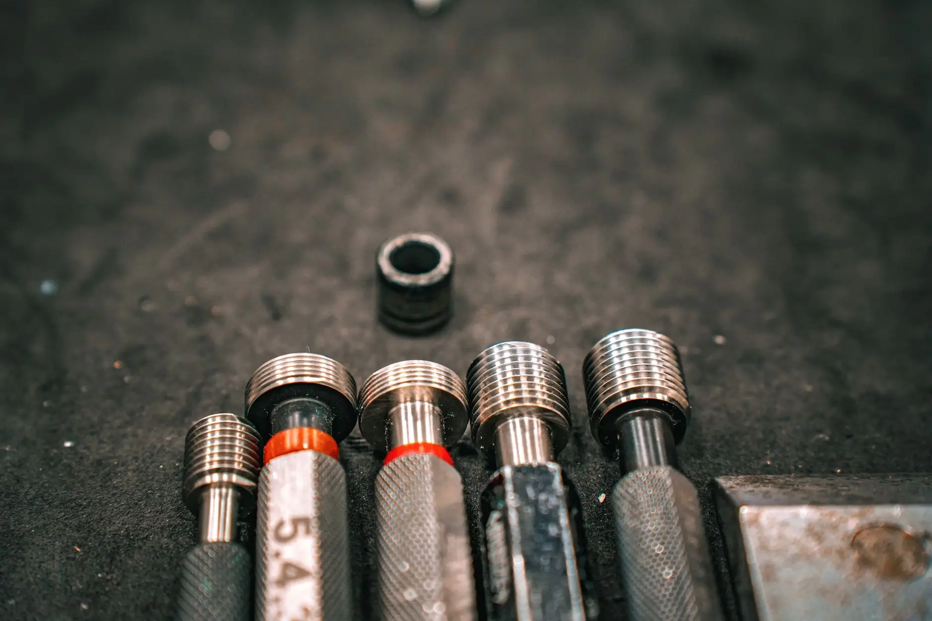 不同材质表面消毒液选择与使用要点解析